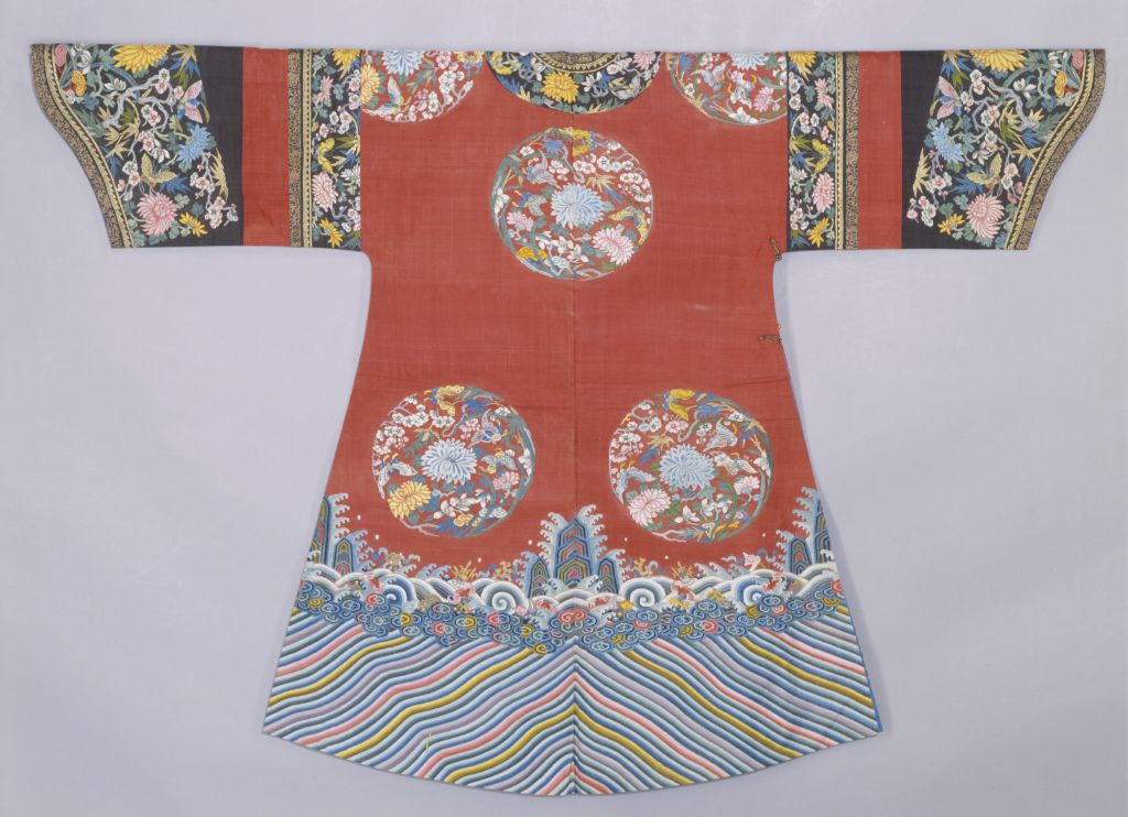 图片[2]-Big red silk tapestry painted with eight groups of plum, orchid, bamboo, and chrysanthemum patterns robe-China Archive